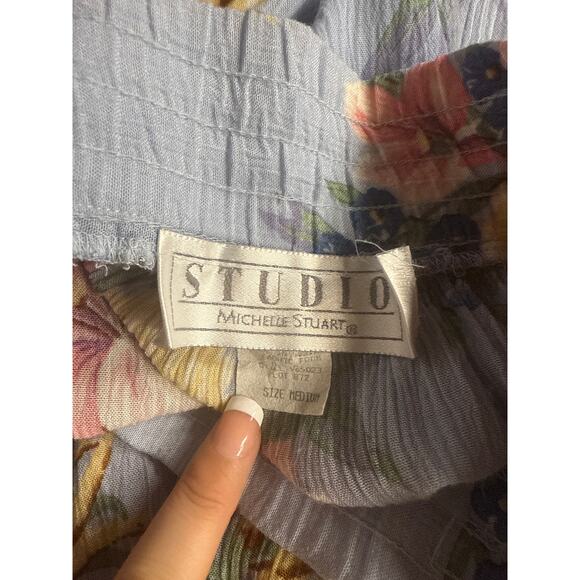 Floral skirt by Michelle Stuart. Comes W/ Pockets! Size M 
Waist 19 Length 32 - Picture 4 of 4